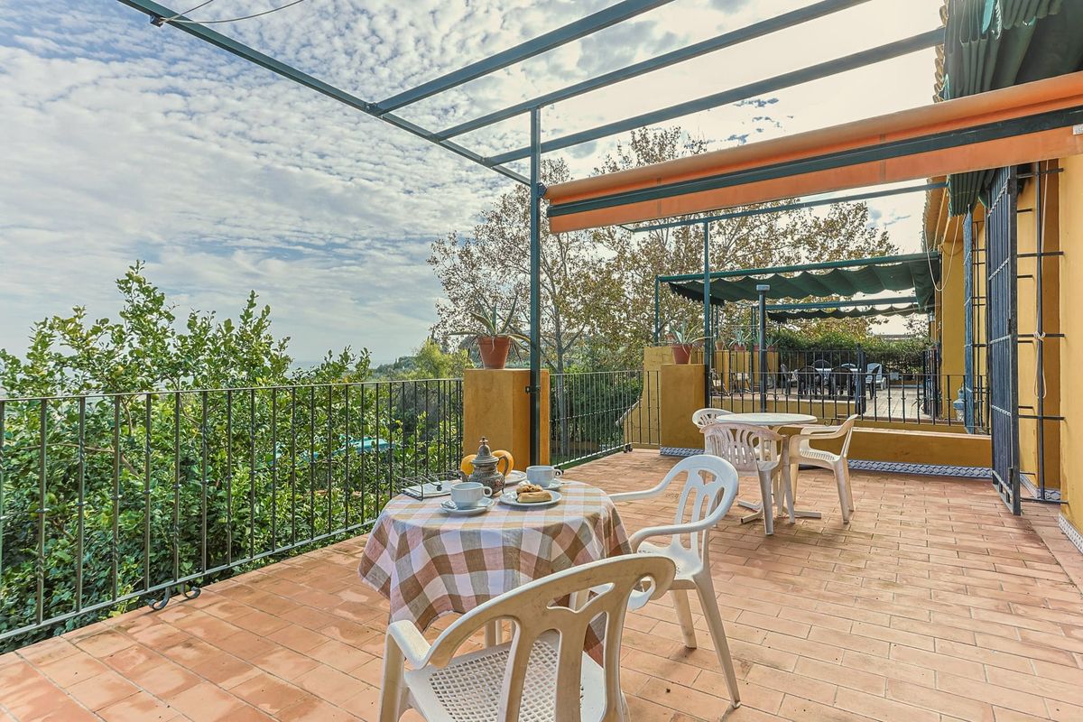 Terraza con mesas y vistas al campo