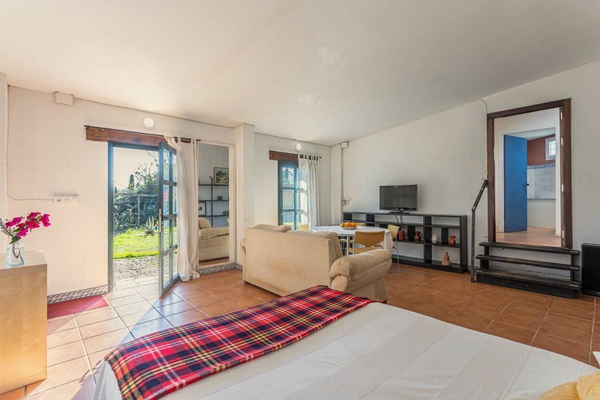 Dormitorio con salida al jardín