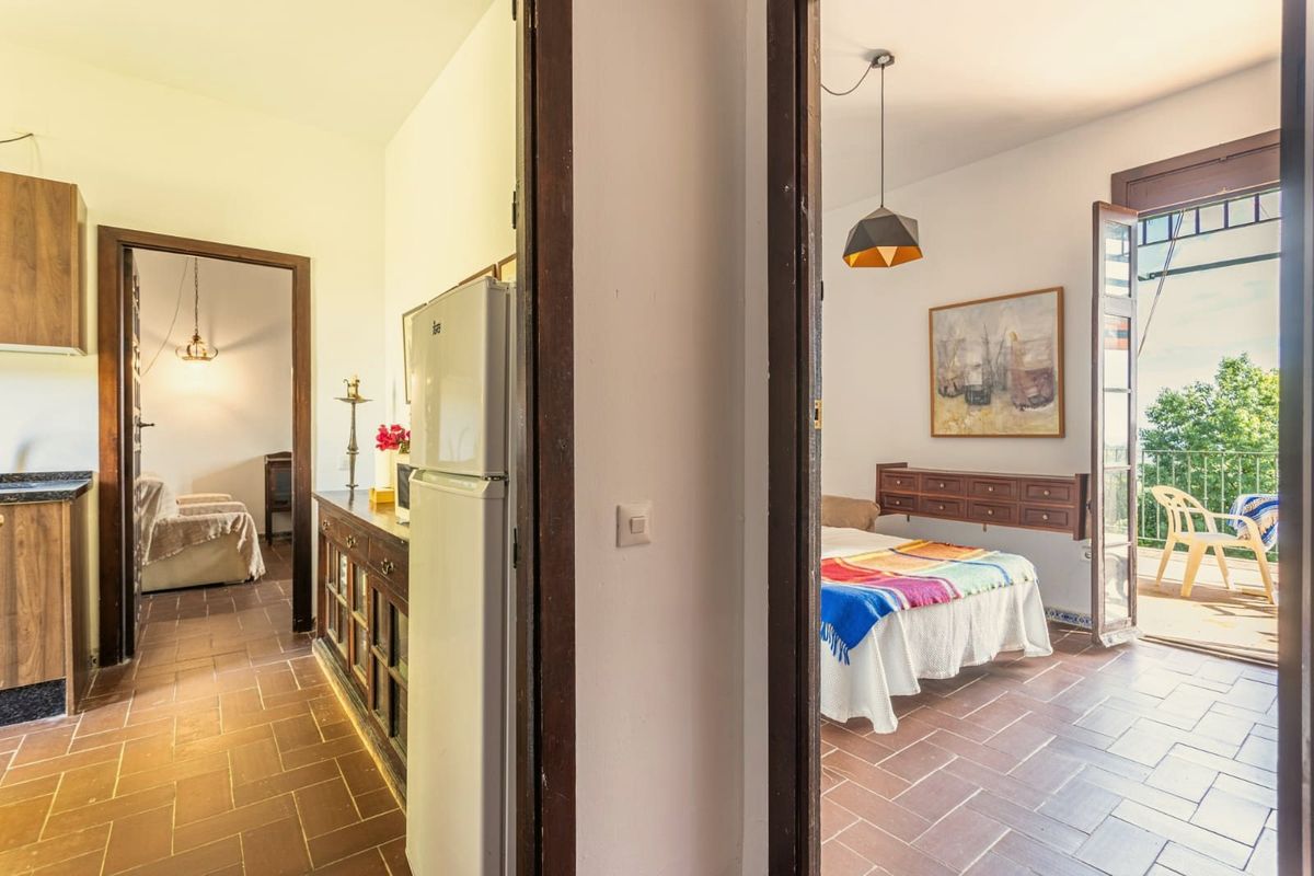Pasillo con cocina y dormitorio al fondo
